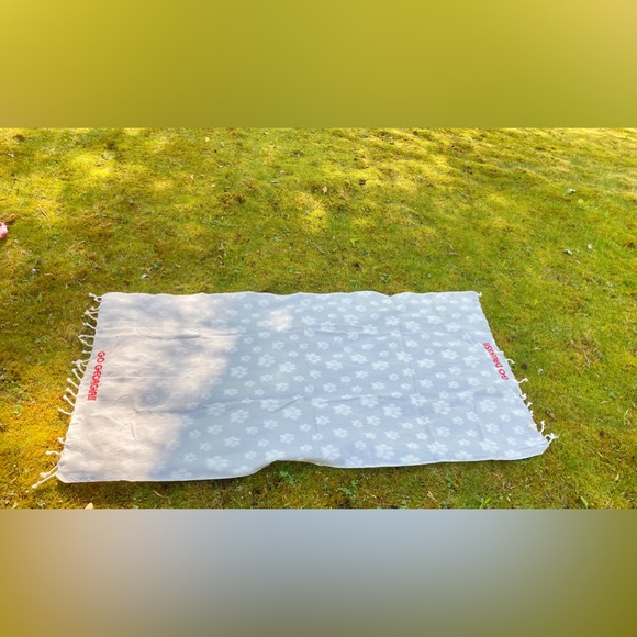 Paw Picnic Blanket Bulldogs 2 Embroideries Per Each - Picture 10 of 11